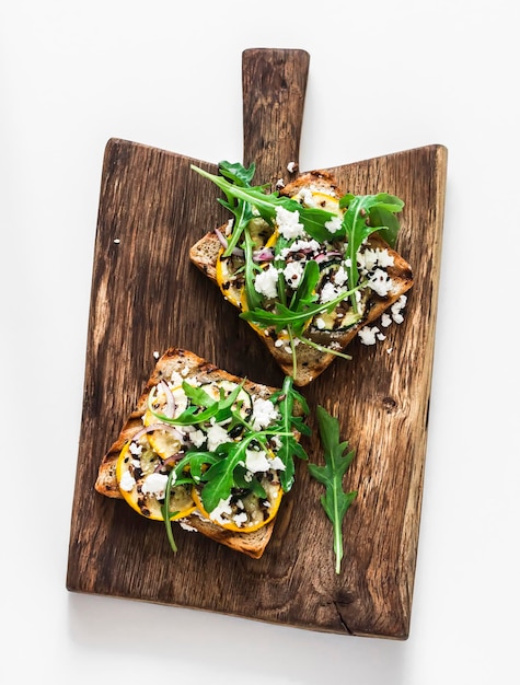 Talarki ziołowe na drewnianym tle